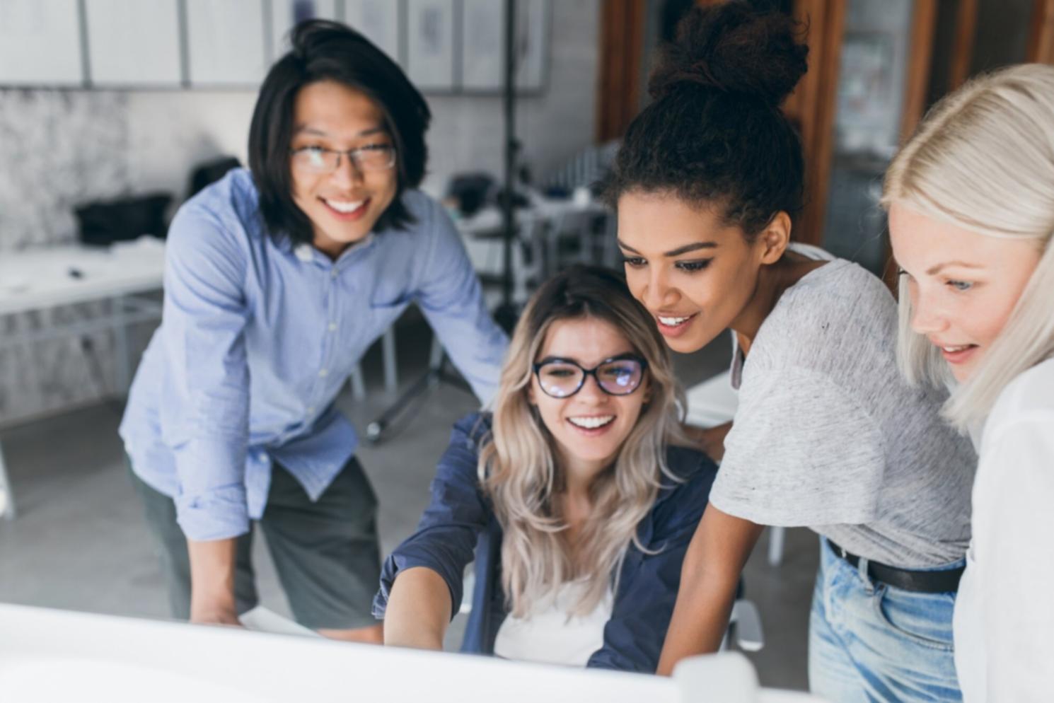 Équipe travaillant sur des stratégies marketing en entreprise