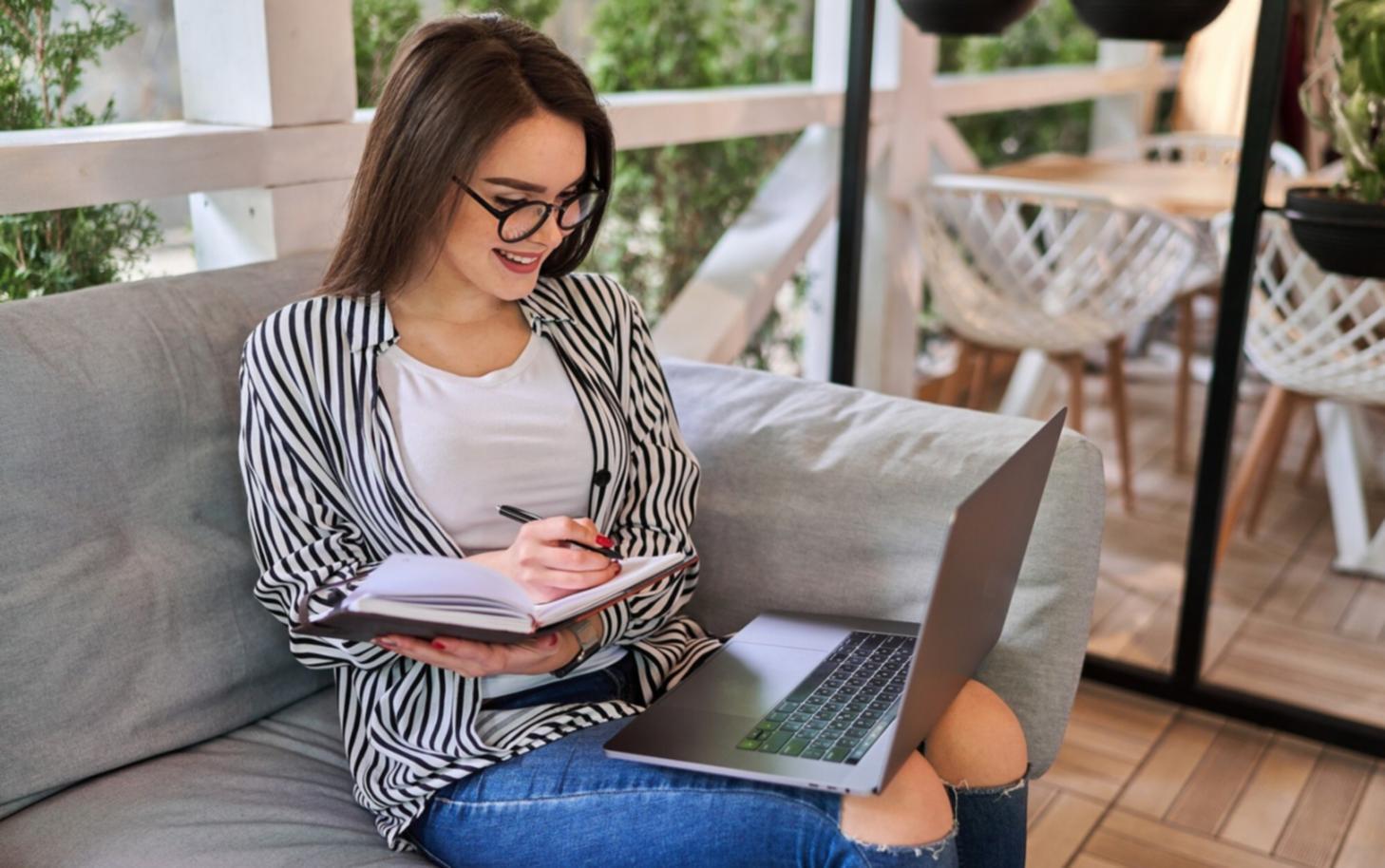 Étudiants travaillant sur des projets marketing innovants